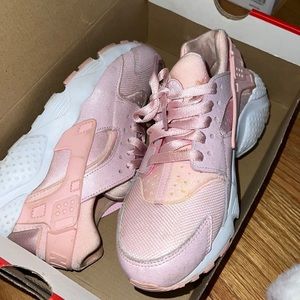 WORN 2-3 TIMES ‼️ NIKE HUARACHE ‼️ WOMEN SIZE 7